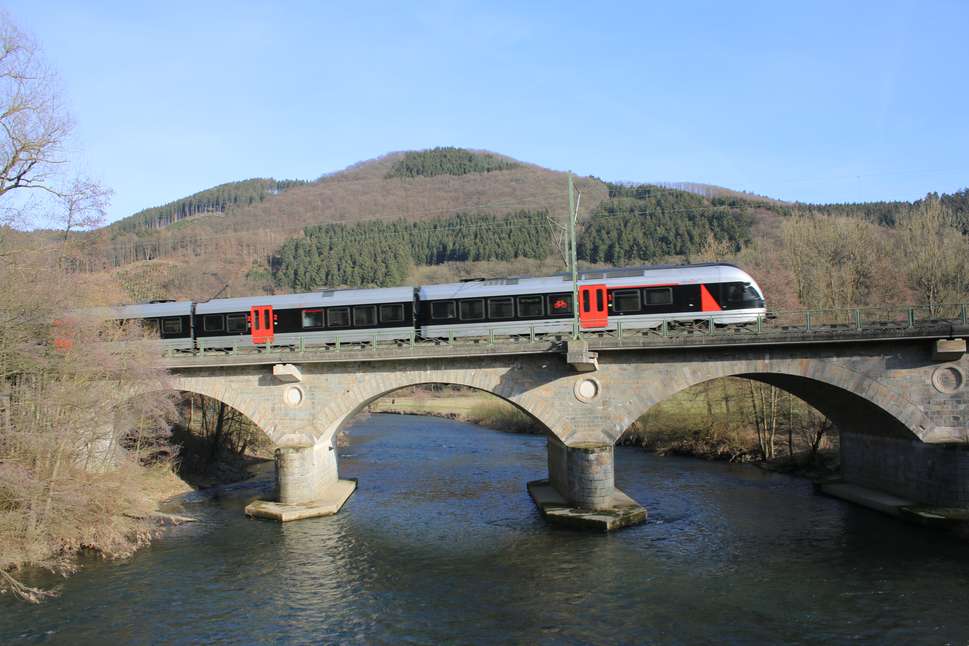 Eisenbahnbrücke über die Lenne bei Lenhausen